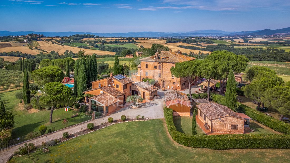 Estate in Castiglione del Lago, Umbria, Italy 1 - 16005366