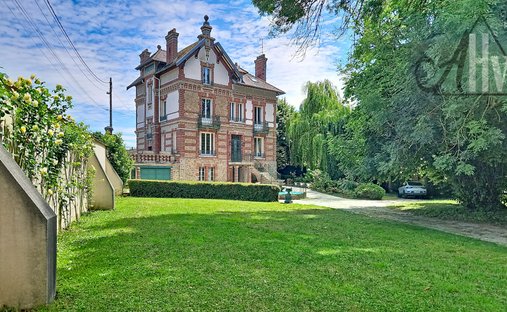 House in Couilly-Pont-aux-Dames, Ile-de-France, France 1