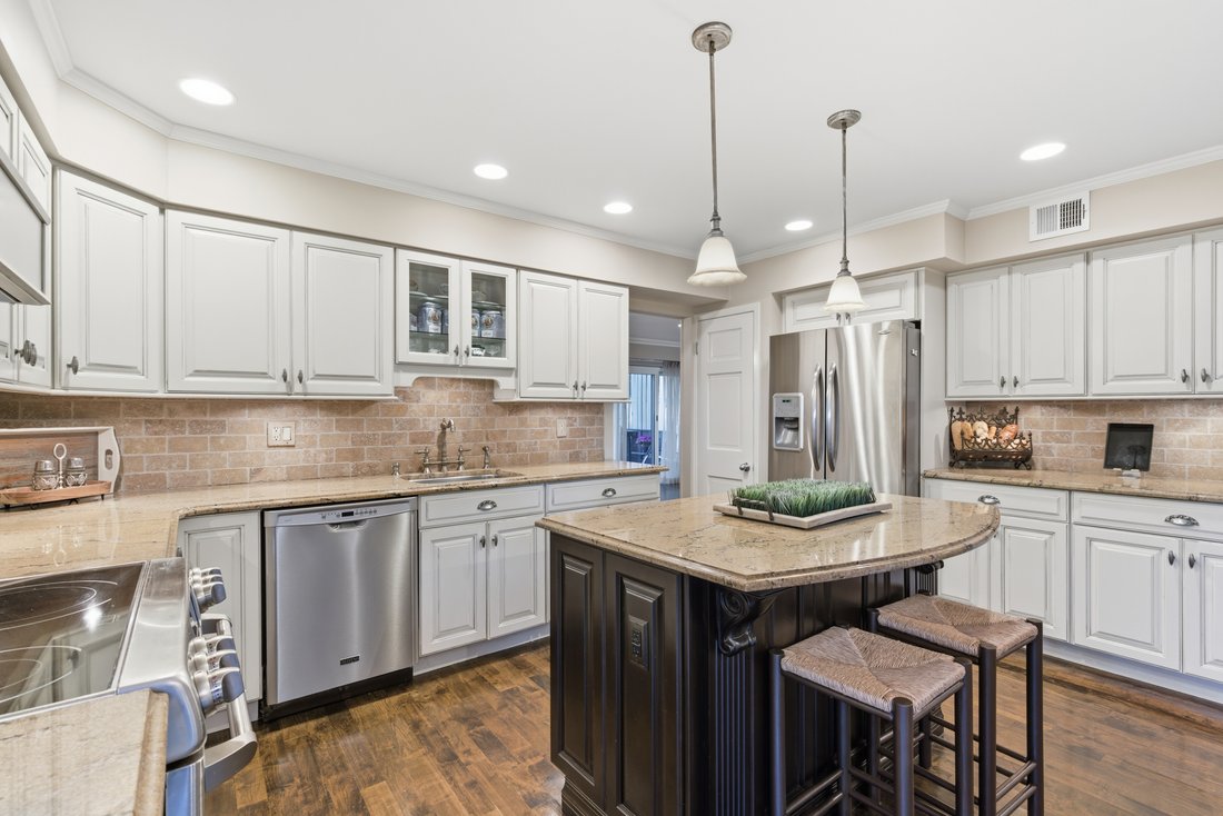 Condo in Jericho, New York, United States 5 - 18276745