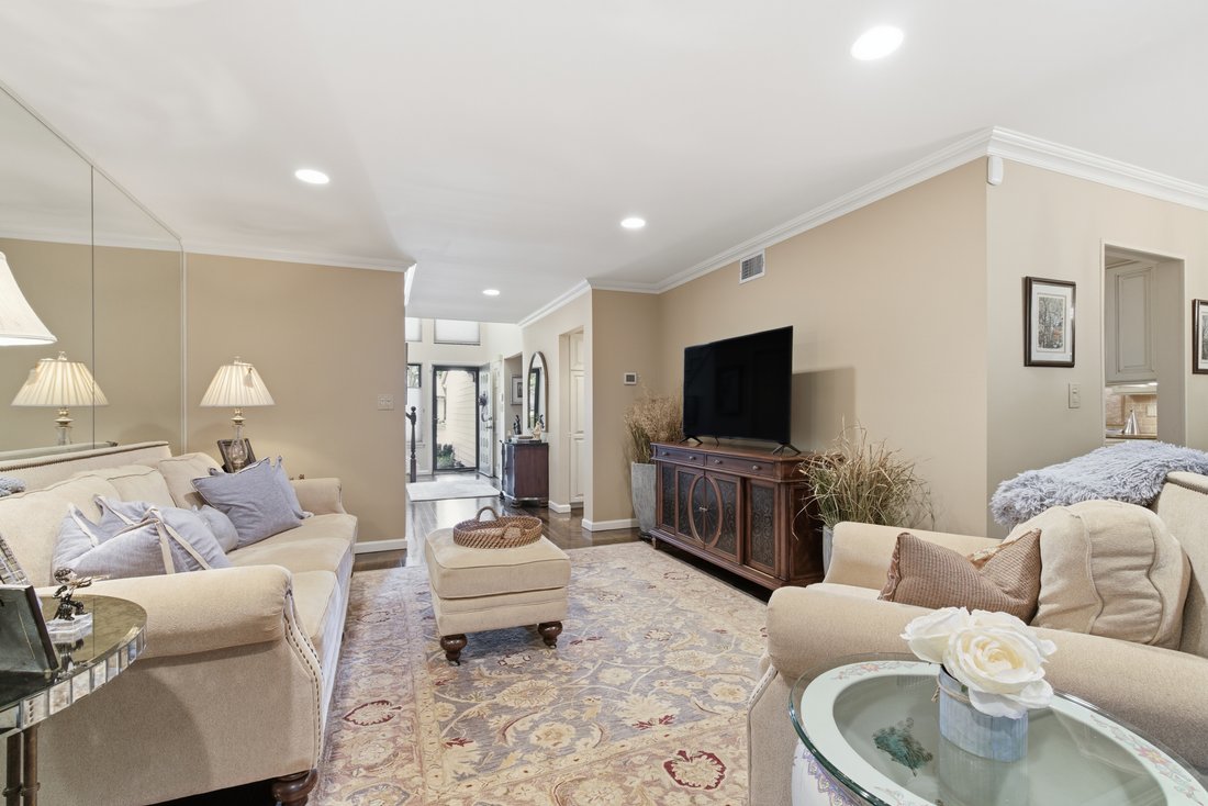 Condo in Jericho, New York, United States 4 - 18276745