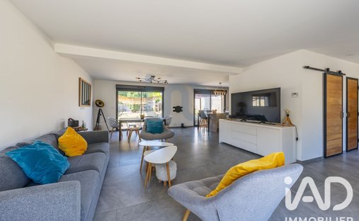 House in Fleury-en-Biere, Ile-de-France, France 1