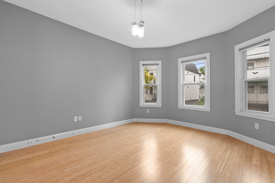 Somerville, Massachusetts, United States 5 - 18289543