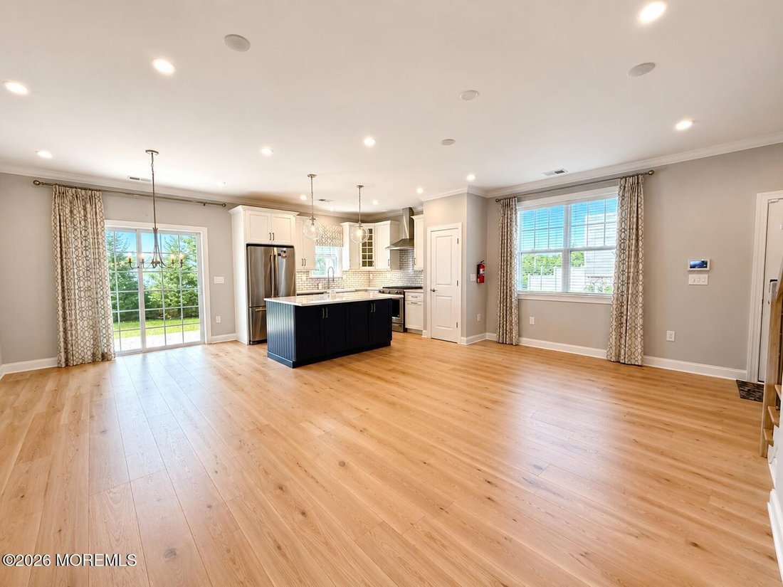 Condo in Freehold Township, New Jersey, United States 4 - 18280006
