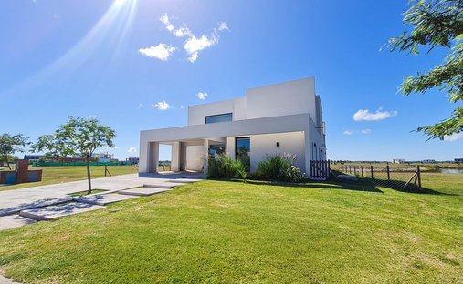 House in Belén de Escobar, Buenos Aires Province, Argentina 1