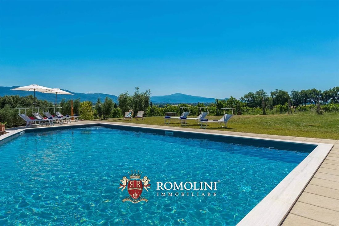 Villa in Monte San Savino, Tuscany, Italy 2 - 15663157