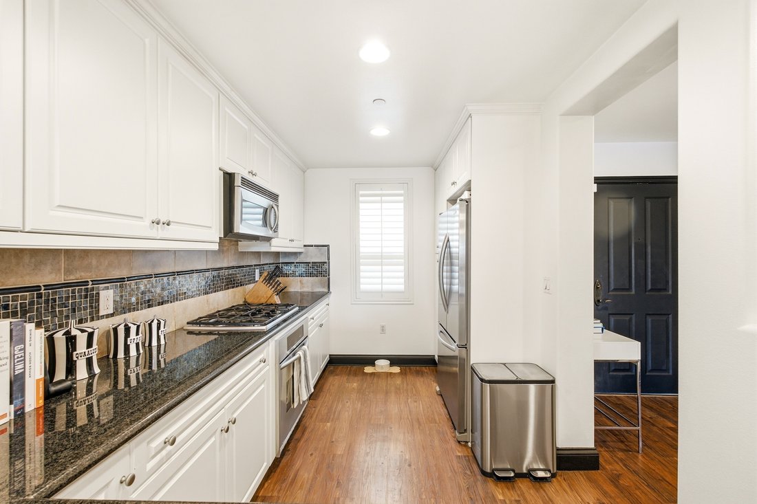 Condo in Los Angeles, California, United States 5 - 18288090