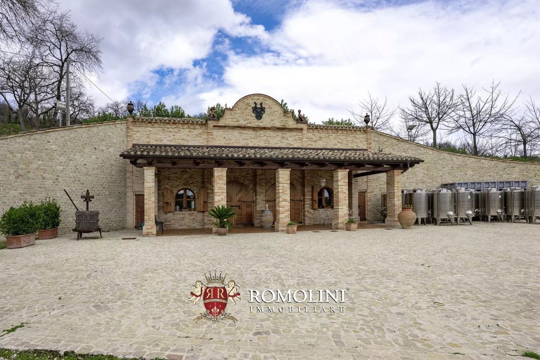 Farm Ranch in Monte Rinaldo, Marche, Italy 4 - 15663479