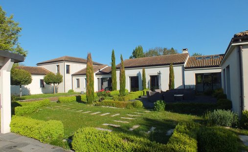 Villa in Semur-en-Auxois, Bourgogne – Franche-Comté, France 1