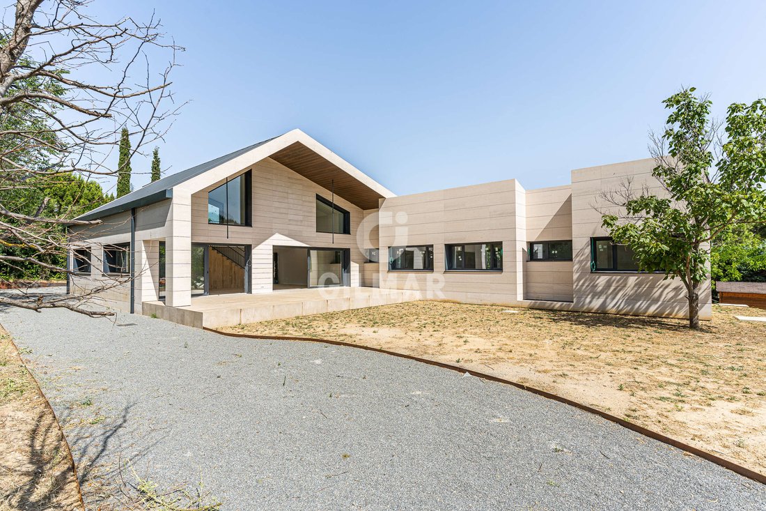 Villa in Somosaguas, Pozuelo de Alarcon, Comunidad de Madrid 2 - 18260422