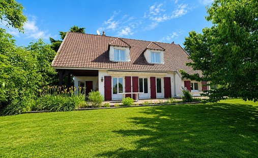 House in Saint-Martin-en-Biere, Ile-de-France, France 1
