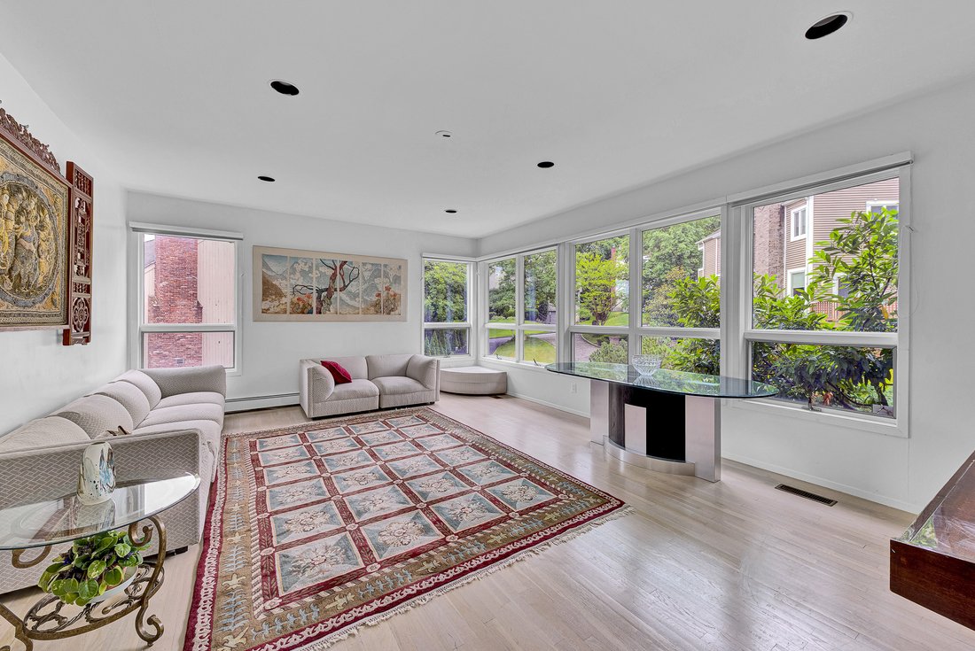 Roslyn, New York, United States 4 - 18289713