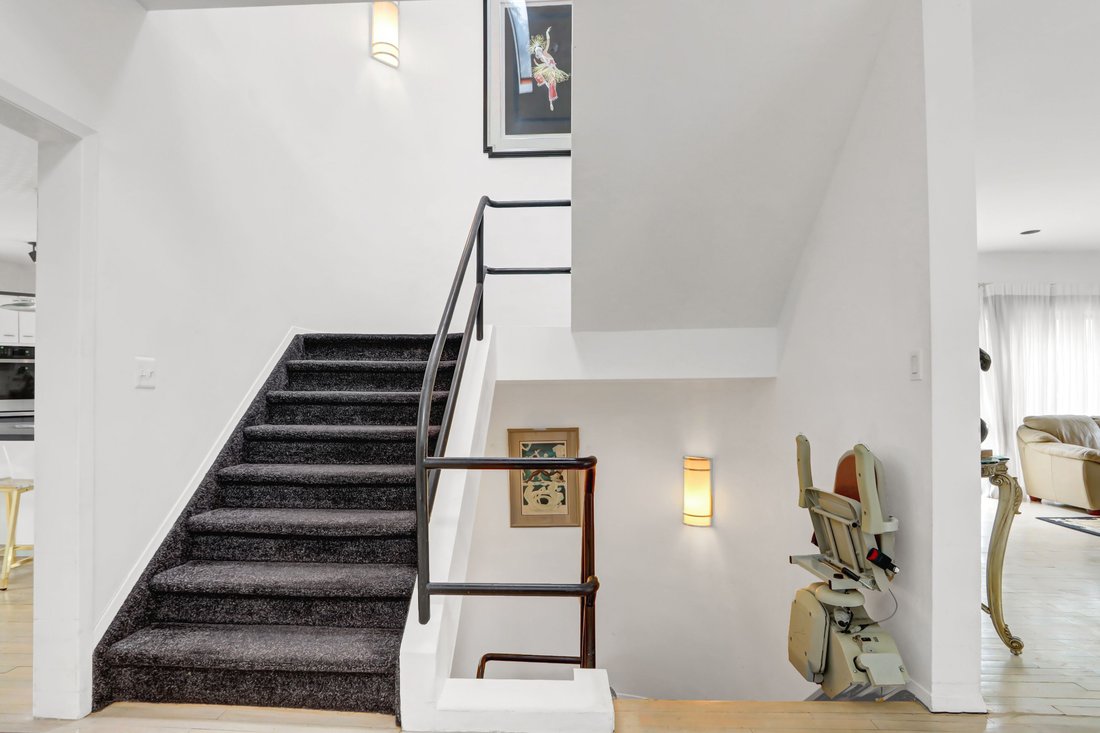 Roslyn, New York, United States 3 - 18289713