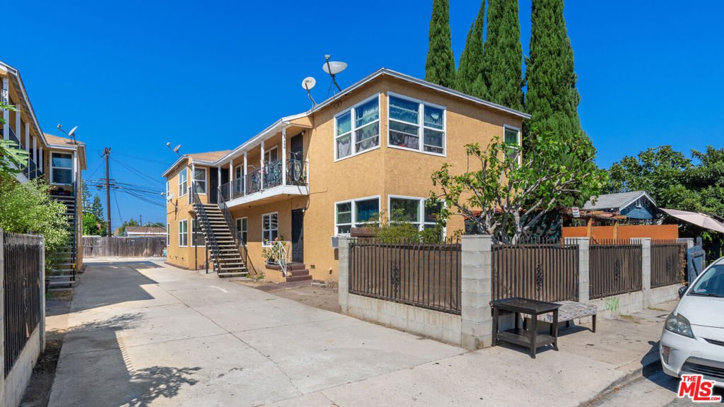Los Angeles, California, United States 2 - 18284226