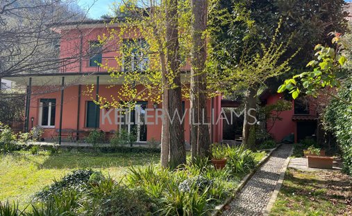 House in Western Lake Center, Como, Lombardy 1