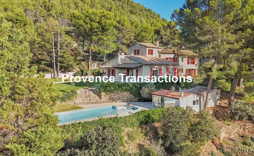 Estate in Beaumes-de-Venise, Provence-Alpes-Côte d'Azur, France 1