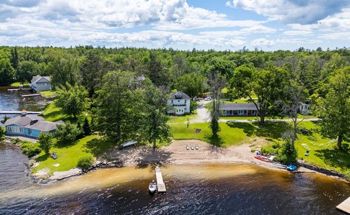 House in Severn, Ontario, Canada 1