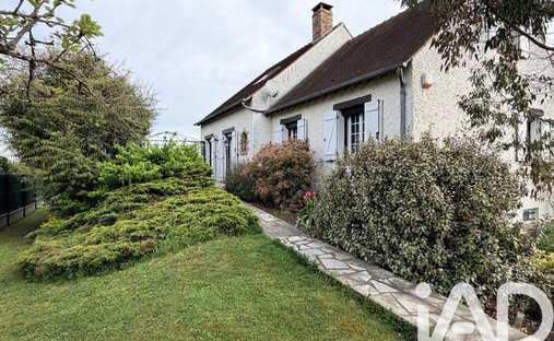 House in Varennes-Jarcy, Ile-de-France, France 1
