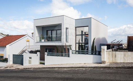 House in São João dos Montes, Lisbon, Portugal 1