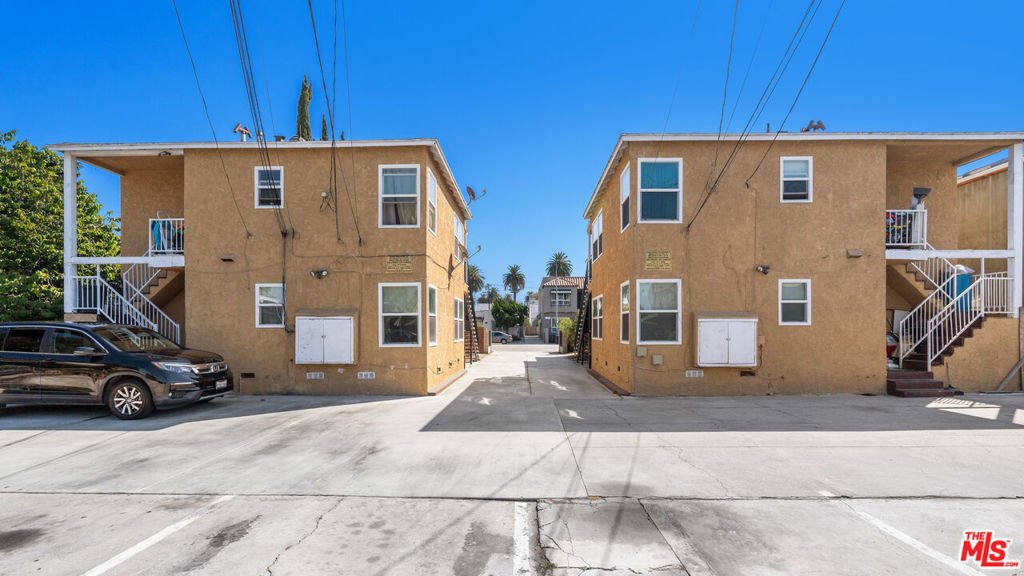 Los Angeles, California, United States 3 - 18284226