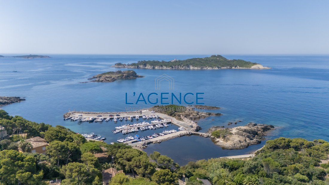 Villa in Hyeres, Provence-Alpes-Côte d'Azur, France 1 - 18285024