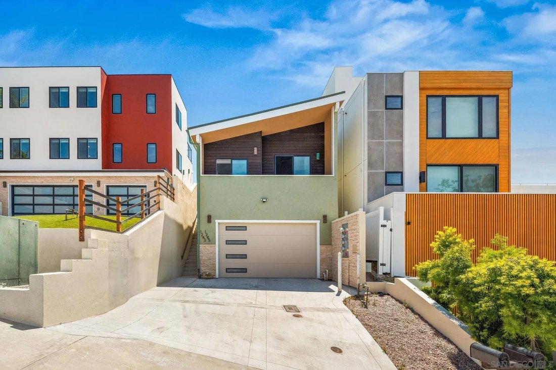San Diego, California, United States 2 - 18290815