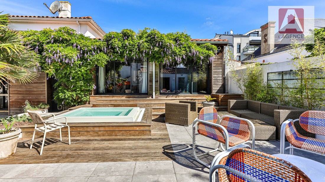 Villa in Saint Gilles-Centre Ville, Saint-Gilles-Croix-de-Vie, France 1 - 17335342