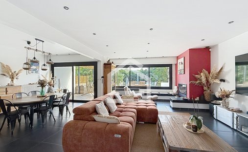 House in Saint-Aubin-de-Medoc, Nouvelle-Aquitaine, France 1
