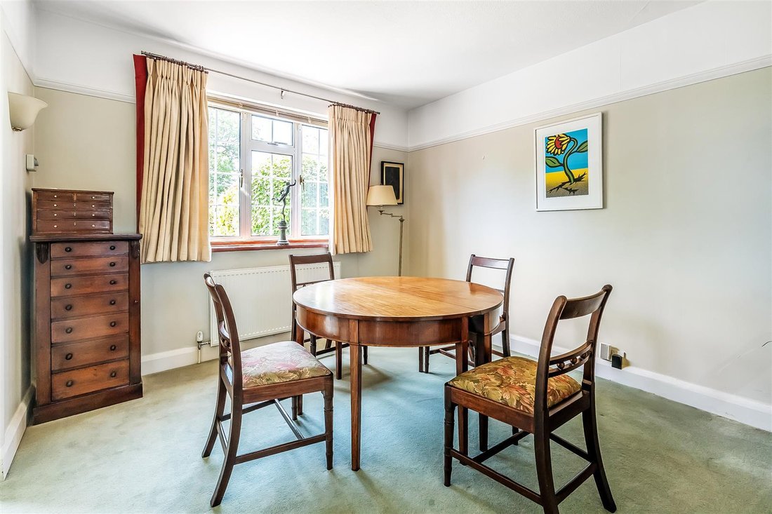 House in Surrey, England 5 - 18293617