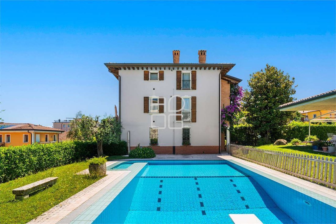 Villa in Desenzano Centro, Desenzano del Garda, Lombardy 2 - 18284286