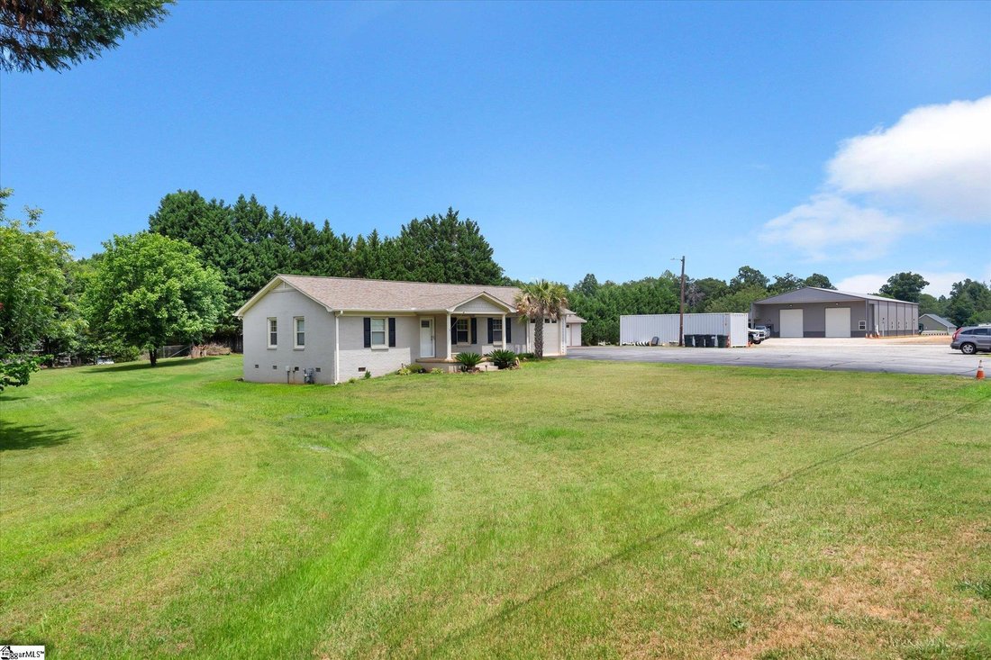 Taylors, South Carolina, United States 2 - 18280084