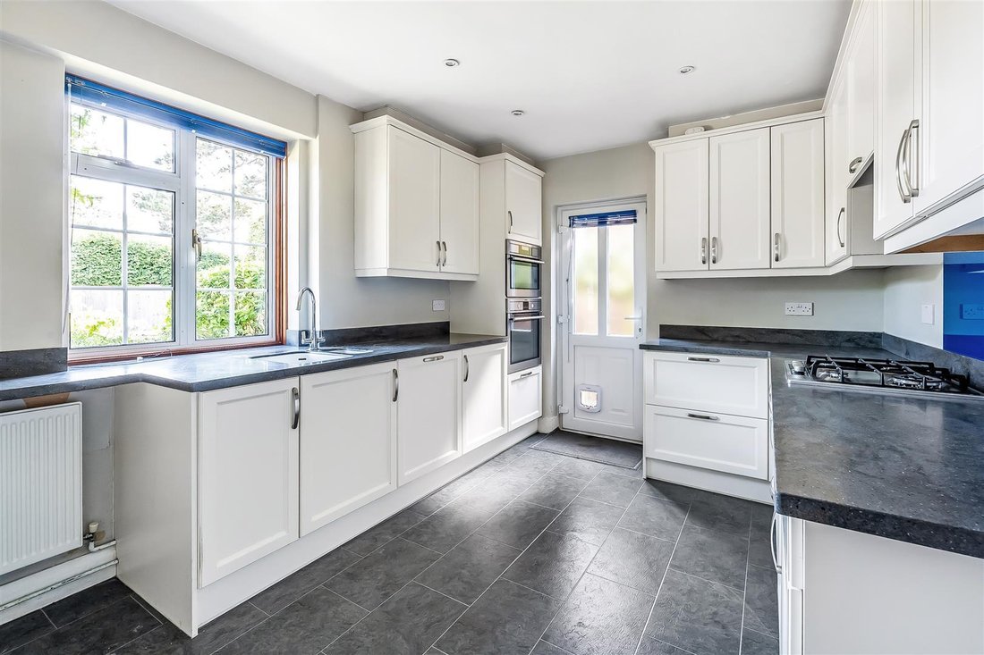 House in Surrey, England 3 - 18293617