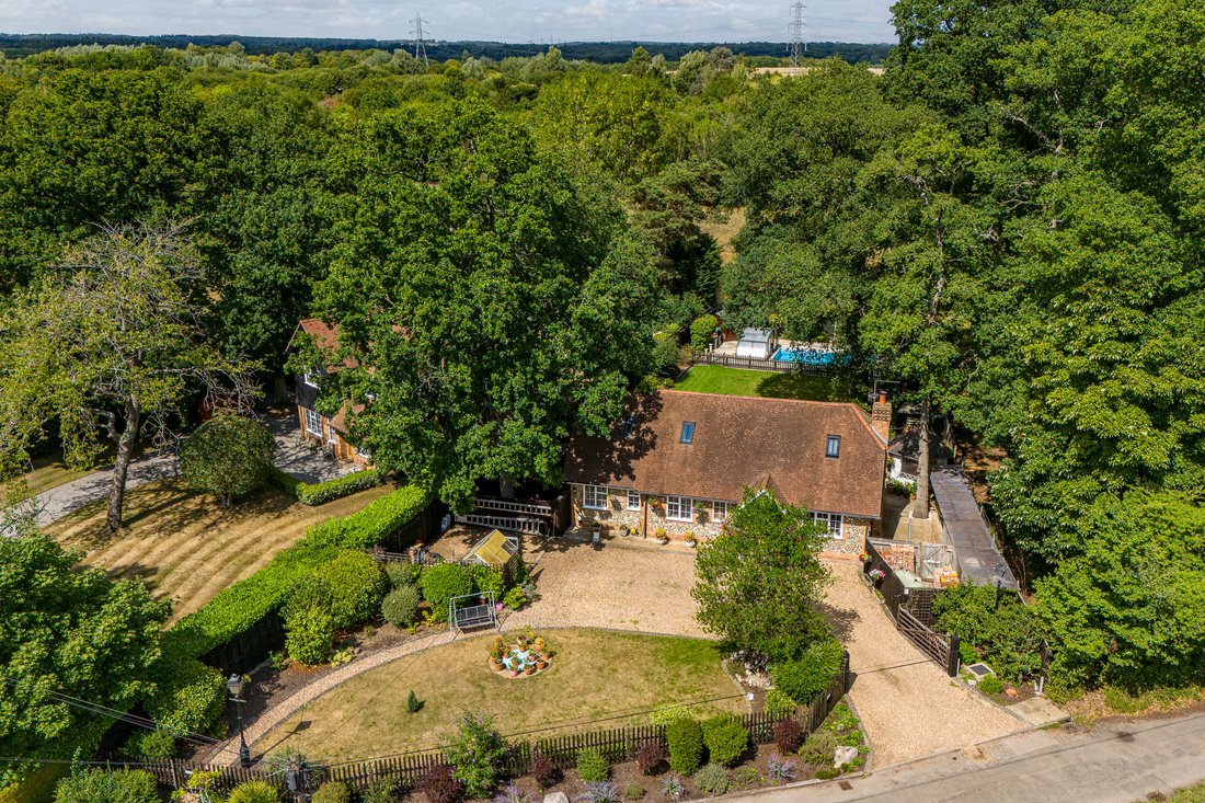 House in Farnham Common, England 3 - 17486806