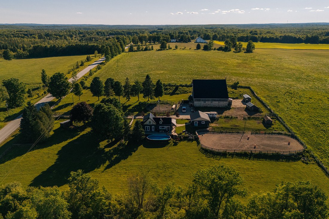 House in Feversham, Ontario, Canada 2 - 18279787