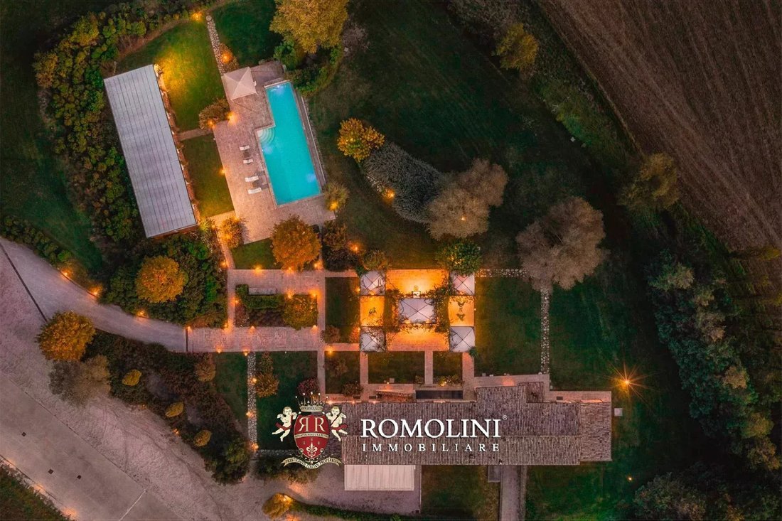 Todi, Umbria, Italy 5 - 18251508