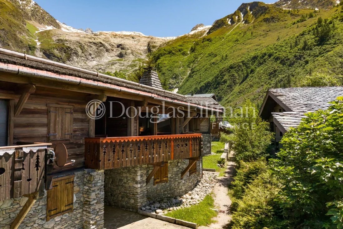 Chalet in Chamonix-Mont-Blanc, Auvergne-Rhône-Alpes, France 1 - 18282346