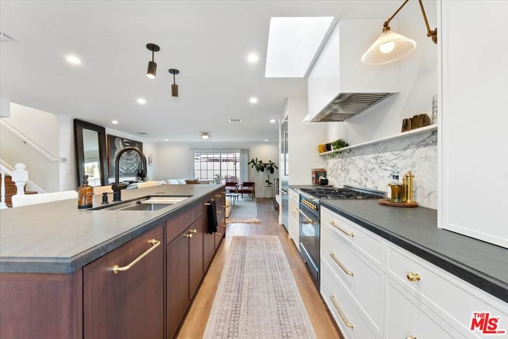 House in Carson, California, United States 4 - 18284259