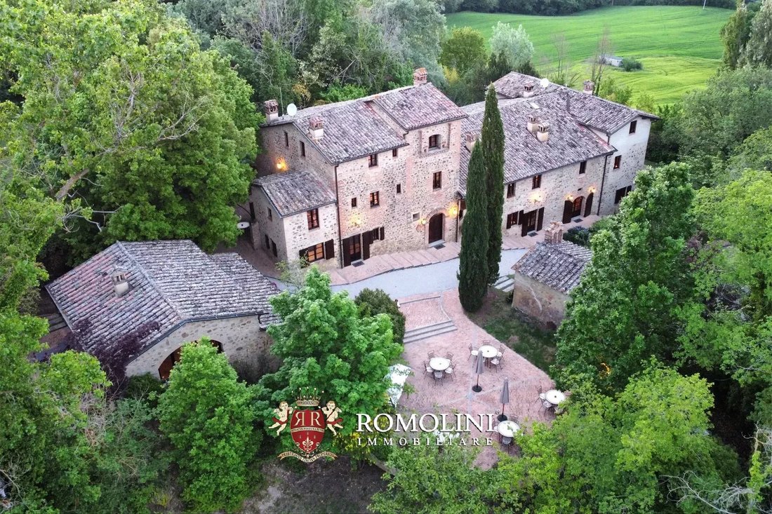Estate in Umbertide, Umbria, Italy 1 - 16964571