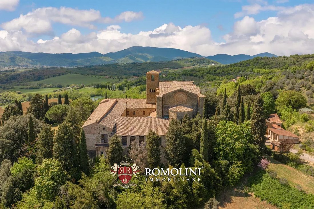 Estate in Historic Center, Perugia, Italy 4 - 17439120
