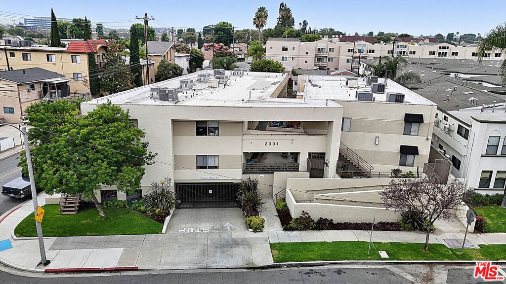 Burbank, California, United States 5 - 18284272