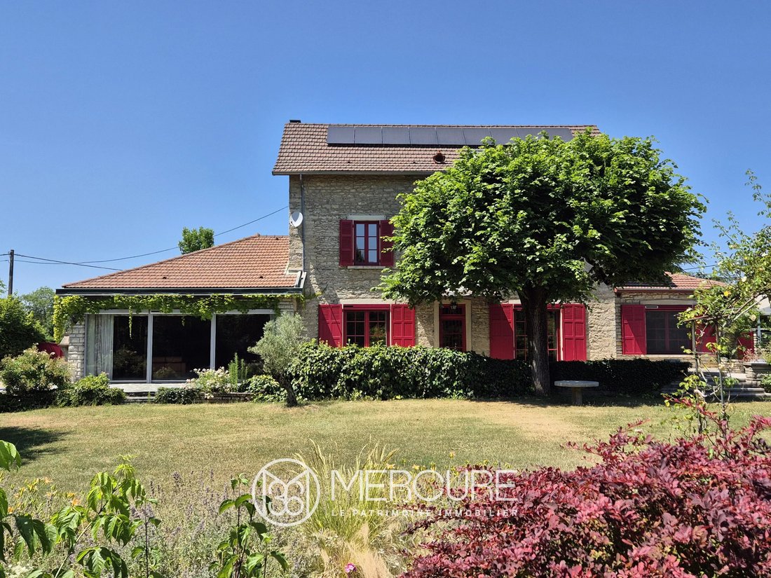 Townhouse in Montalieu-Vercieu, Auvergne-Rhône-Alpes, France 1 - 17302709