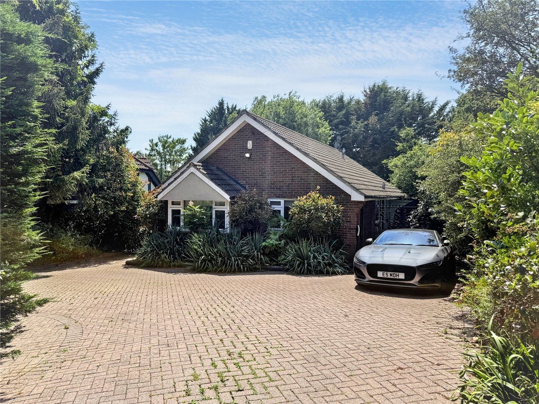 Bungalow in Arkley, Barnet, England 2 - 18284012