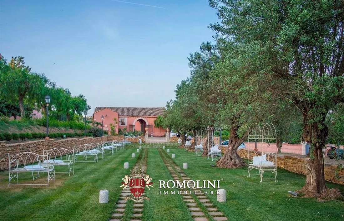 Estate in Caltagirone, Sicily, Italy 1 - 16991144