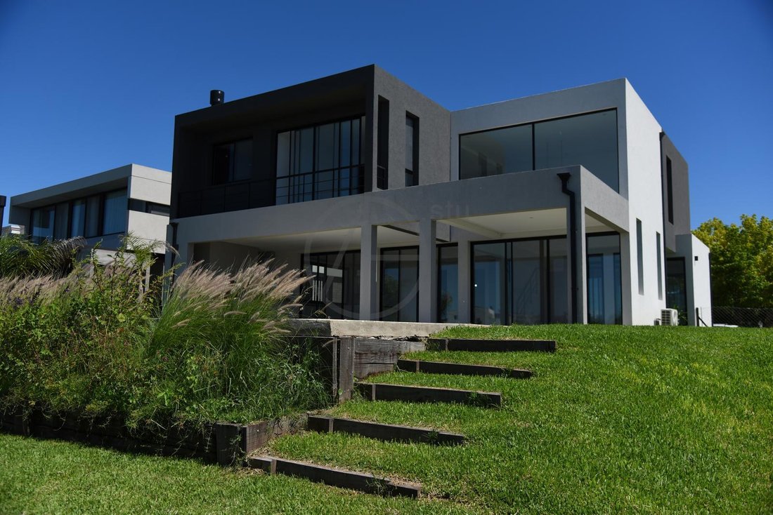 House in Belén de Escobar, Buenos Aires Province, Argentina 1 - 18295527