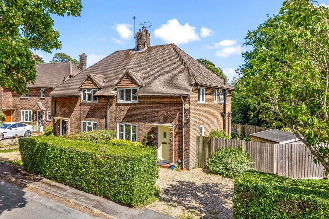 House in Whitemans Green, England 1 - 18291130