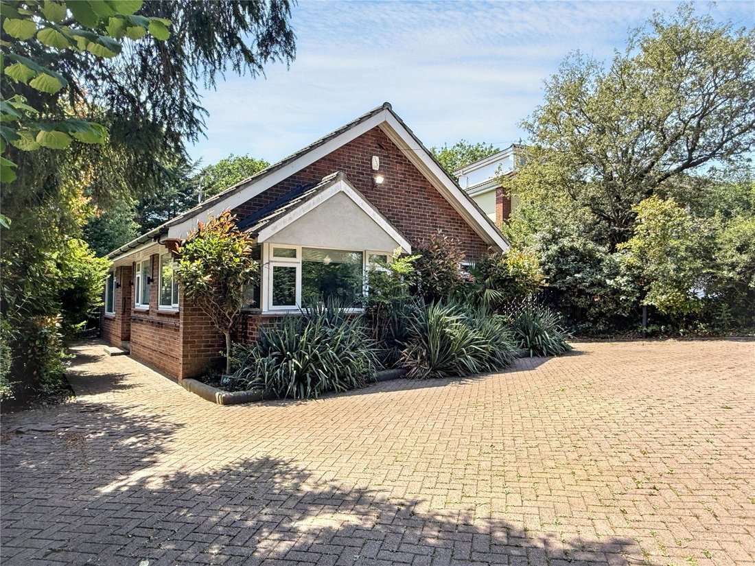 Bungalow in Arkley, Barnet, England 1 - 18284012