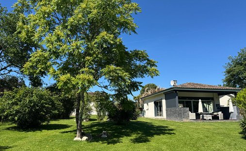 Villa in Sallebœuf, Nouvelle-Aquitaine, France 1