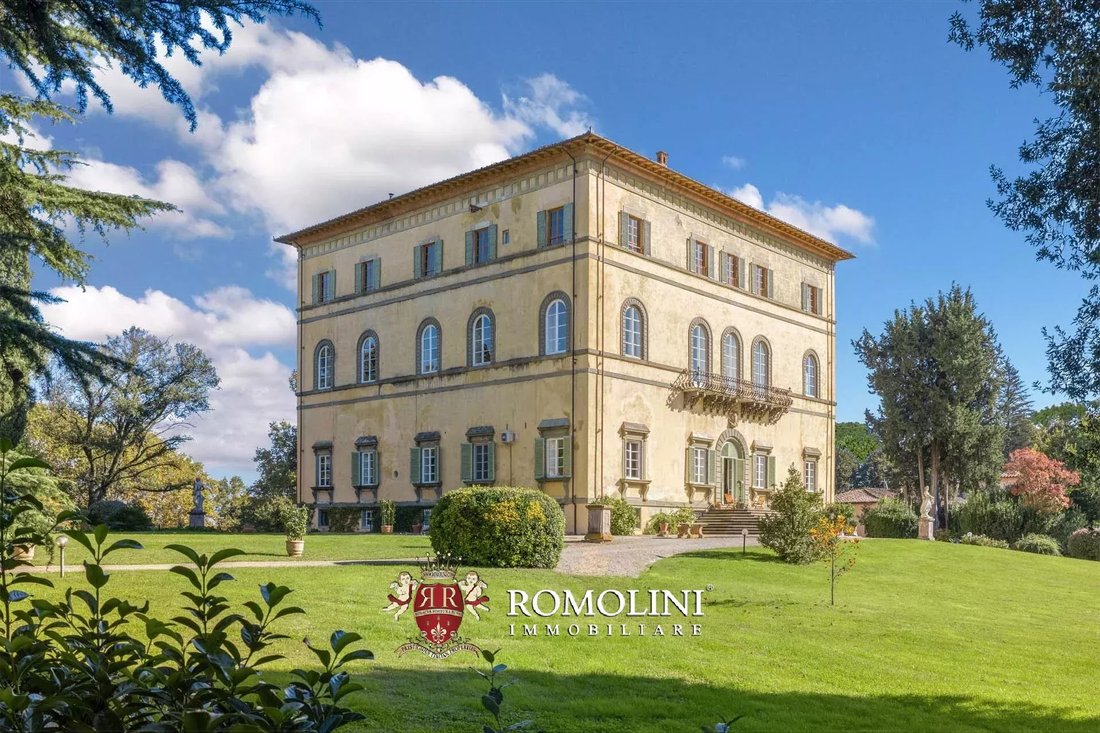 Villa in Historic Center, Lucca, Tuscany 1 - 16762684