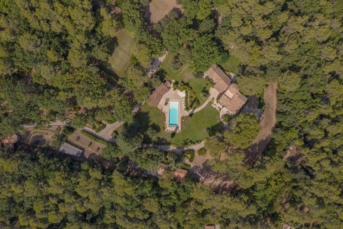 Villa in Nord, Roquefort-les-Pins, France 1 - 18294870