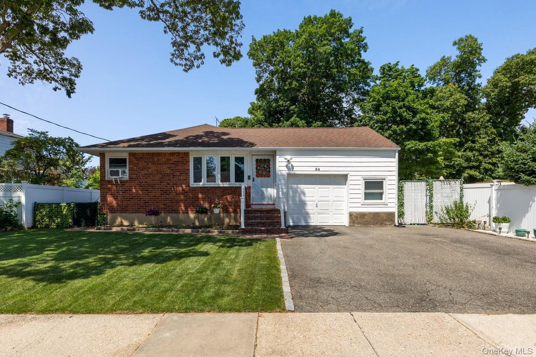 House in West Babylon, New York, United States 1 - 18294960