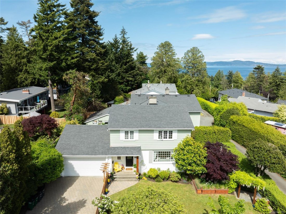 House in Saanich, British Columbia, Canada 2 - 18293994